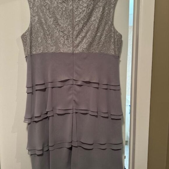 Gorgeous Silver 16W semi-formal evening/party dress - Picture 4 of 5